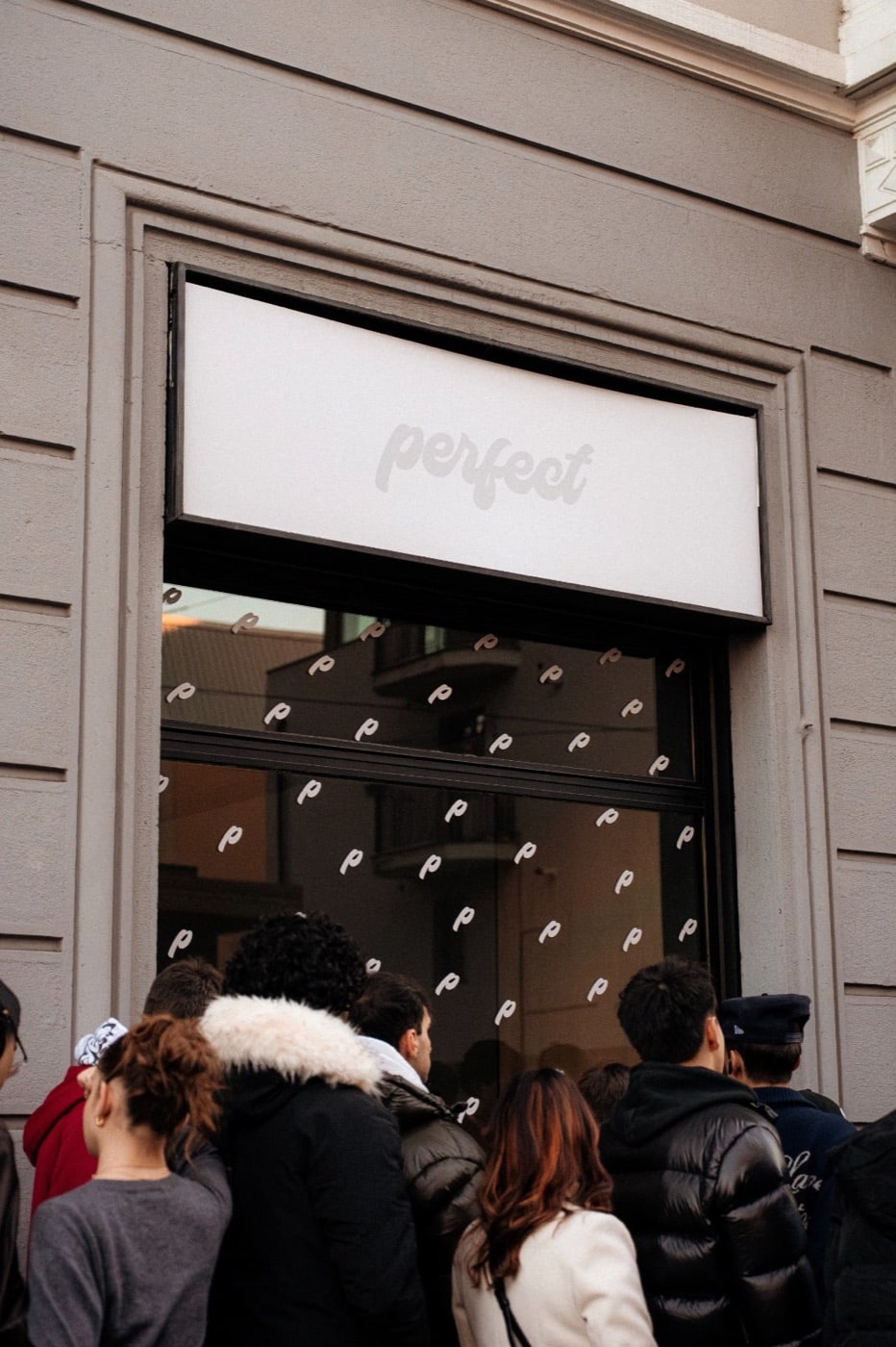 Coda davanti al pop up PERFECT a Milano