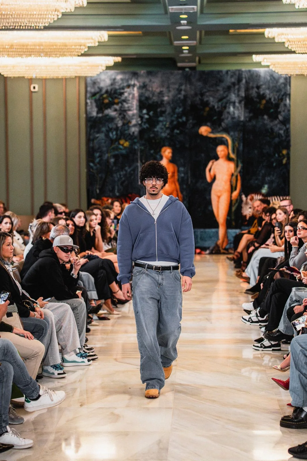 Look denim PERFECT in passerella davanti al pubblico