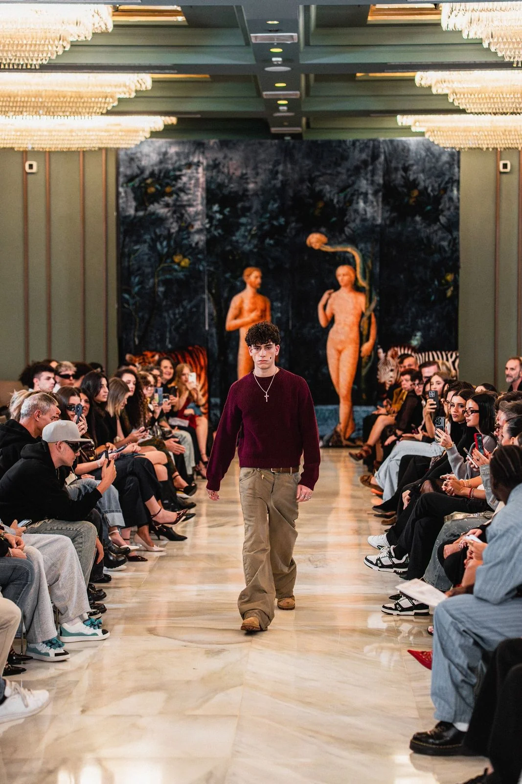 Look bordeaux in passerella durante la Milano Fashion Week 2K25